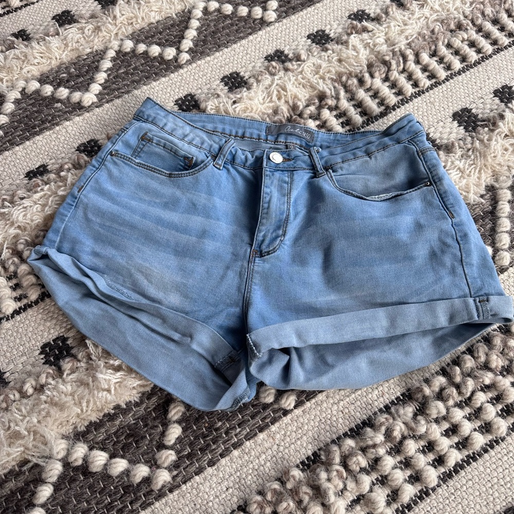 🌞🌺🌸🌼Item Details 🌞🌺🌸🌻
89% Cotton 
Blue
Mid rise waist
Size 9